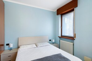 1 habitación, tabla de planchar con plancha y ropa de cama 