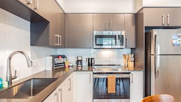 Een koelkast, een magnetron, een oven, een kookplaat