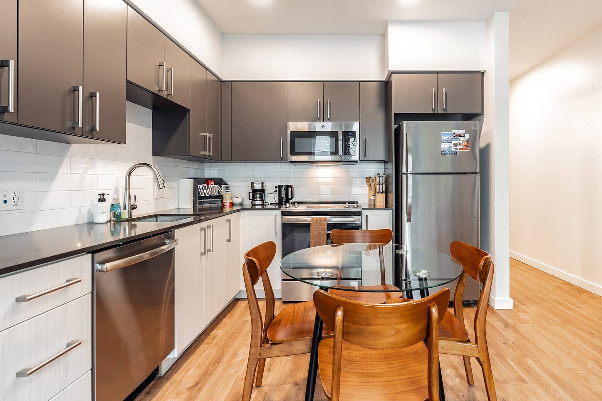 Een koelkast, een magnetron, een oven, een kookplaat