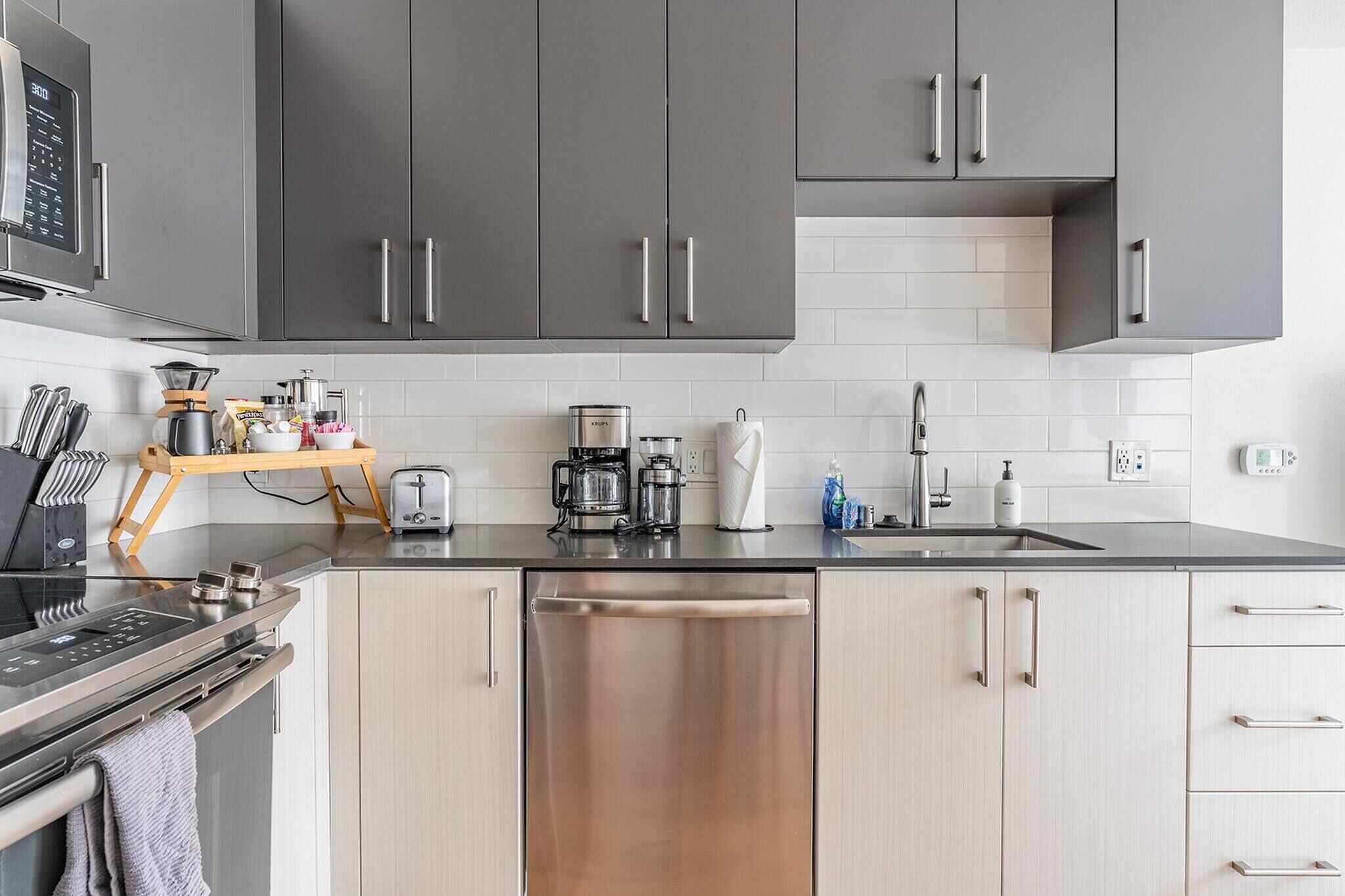 Réfrigérateur, micro-ondes, four, plaque de cuisson