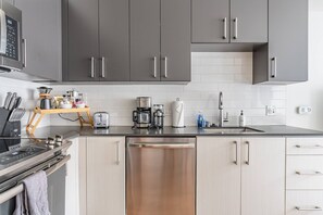 Réfrigérateur, micro-ondes, four, plaque de cuisson