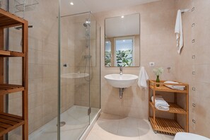Shower, hair dryer, towels - Apartament Serra Vista (Port de Pollença)