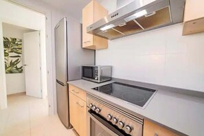 ثلاجة، ميكروويف، فرن، غسالة أطباق