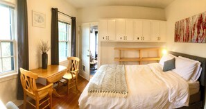 مكواة/لوح كي وخدمة الإنترنت وملاءات أسرّة