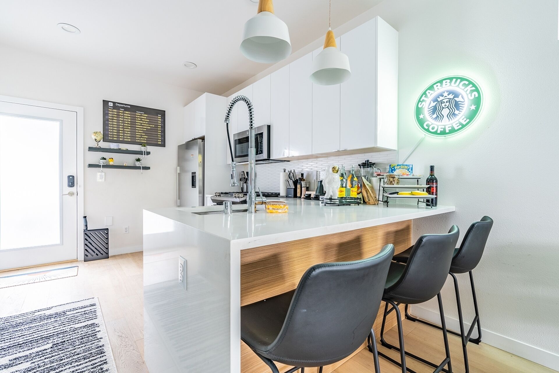 Wasserkocher mit Kaffee-/Teezubehör, Kühlschrank, Mikrowelle, Ofen