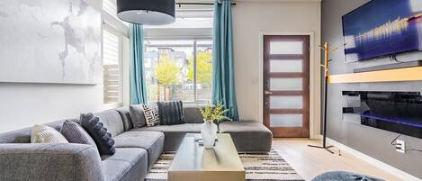 Tv, eldstad och en stereo