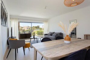 Apartment, 1 Schlafzimmer, Balkon, Gartenblick | Esszimmer