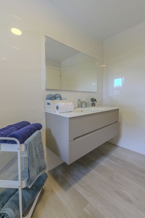 Comfort Apartment, 1 Bedroom, Garden View | Bathroom - Tracadero Lodge Con Acceso al Beach Club (Dominicus)