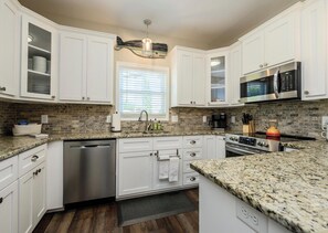 ثلاجة، ميكروويف، فرن، موقد طهي مسطح