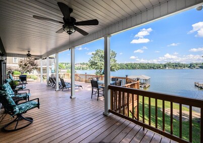 Lake Hickory Retreat: Beautiful 3 bedroom Waterfront home with scenic view!