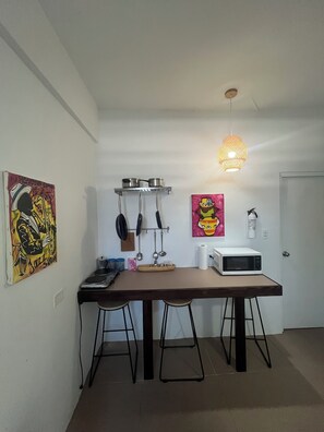 Eenvoudig appartement, balkon, gedeeltelijk uitzicht op oceaan | Magnetron