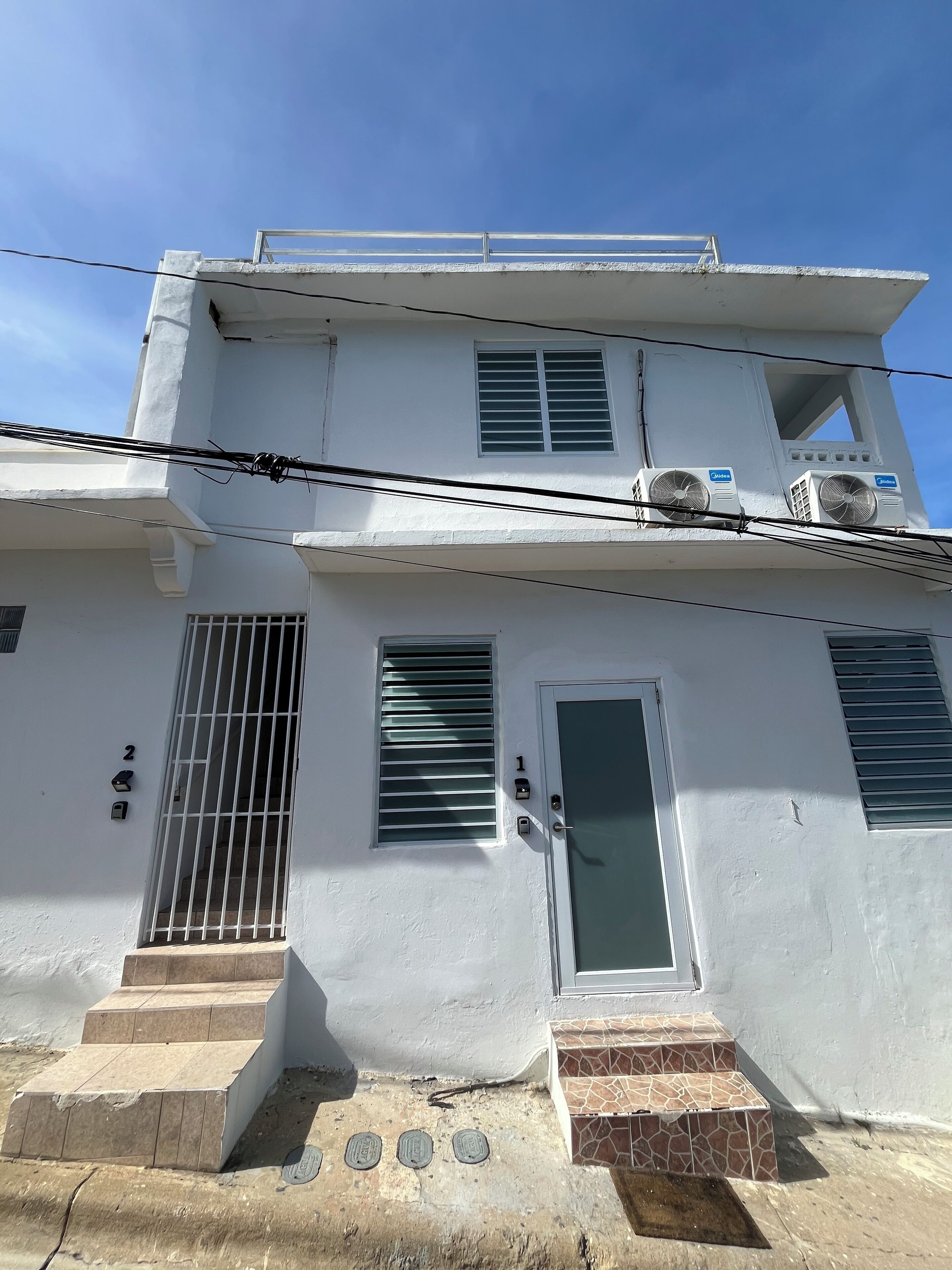 Vista frontal de la propiedad