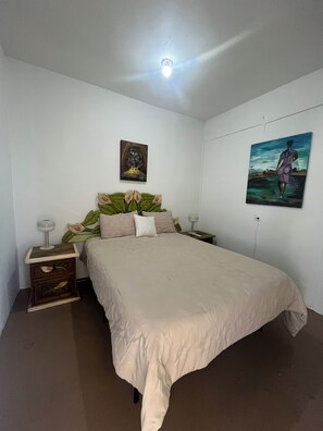 基础公寓, 阳台, 部分海洋景观 | 遮光窗帘、熨斗/熨衣板、免费 WiFi