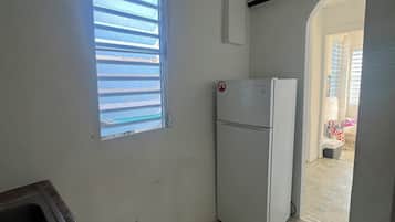 Eenvoudig appartement, balkon, gedeeltelijk uitzicht op oceaan | Privékeuken