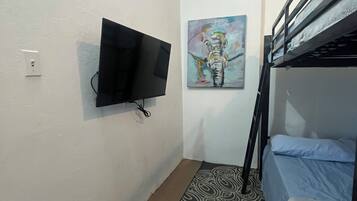 Eenvoudig appartement, balkon, gedeeltelijk uitzicht op oceaan | Verduisterende gordijnen, een strijkplank/strijkijzer, gratis wifi