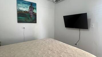 Eenvoudig appartement, balkon, gedeeltelijk uitzicht op oceaan | Verduisterende gordijnen, een strijkplank/strijkijzer, gratis wifi