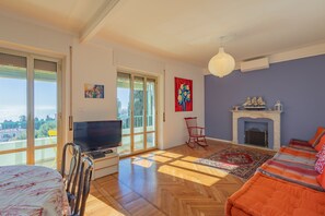 Apartment, 2 Schlafzimmer, Meerblick | Wohnbereich | 30-Zoll-Fernseher mit Satellitenempfang