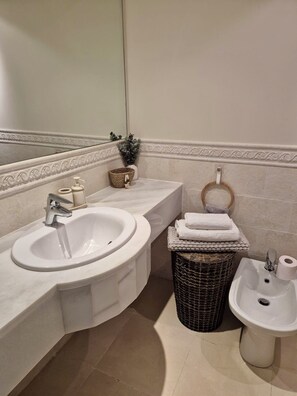 Hair dryer, bidet, towels, soap - Mojacar Hillside Calm - Golf & Open Views (Mojácar)