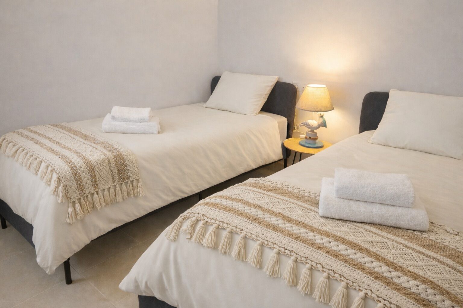 Tabla de planchar con plancha, wifi gratis, ropa de cama