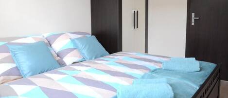 Tweepersoonskamer, 1 queensize bed | Een strijkplank/strijkijzer, gratis wifi, rolstoeltoegang