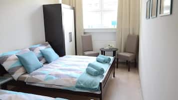 Habitación triple | Tabla de planchar con plancha, wifi gratis, accesible en silla de ruedas