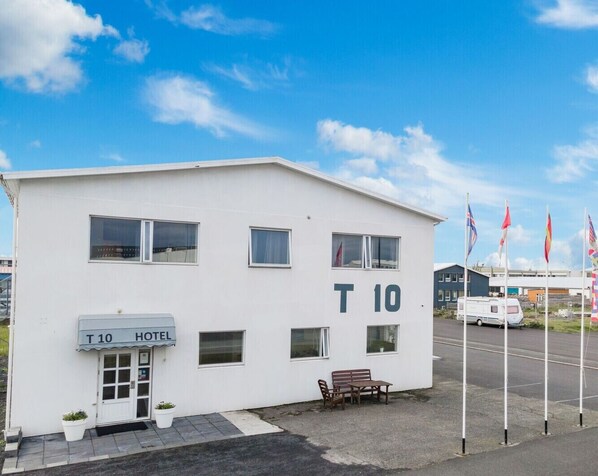 Vista frontal de la propiedad