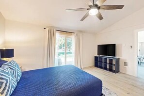 4 bedrooms, iron/ironing board, internet, bed sheets