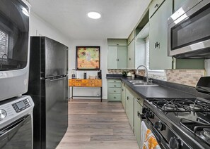Fridge, microwave, oven, stovetop - Urban Suite | An Inviting 1-Bedroom City Escape (Temple)