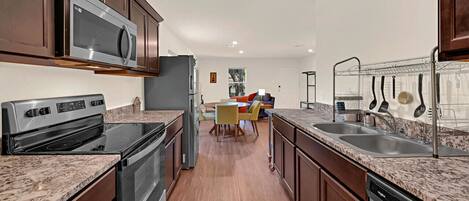 冷蔵庫、電子レンジ、オーブン、コンロ