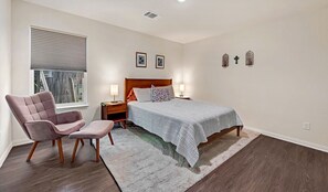 3 soverom, skrivebord, strykejern/-brett og reiseseng for barn