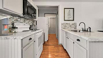 Frigorifero, microonde, forno, piano cottura