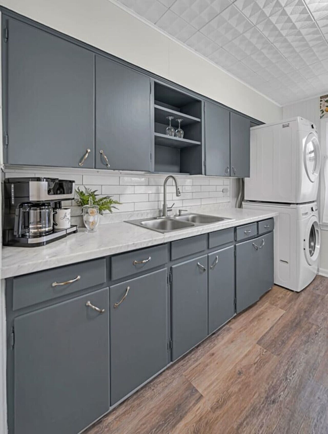 Kylskåp, mikrovågsugn, ugn och spishäll