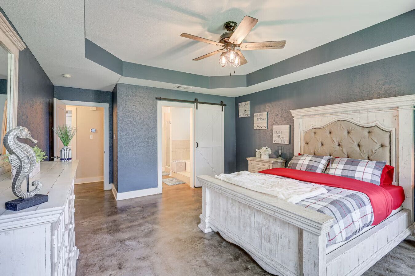 Desk, iron/ironing board, WiFi, bed sheets