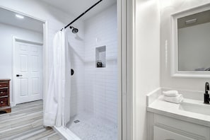 Dusche, Haartrockner, Handtücher, Seife