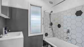 Bathroom - Clare Cottage - Murrah Street 40 (Bermagui)