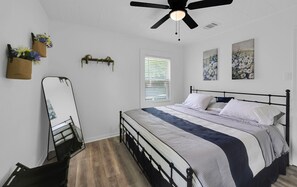 2 makuuhuonetta, työpöytä, Wi-Fi, vuodevaatteet