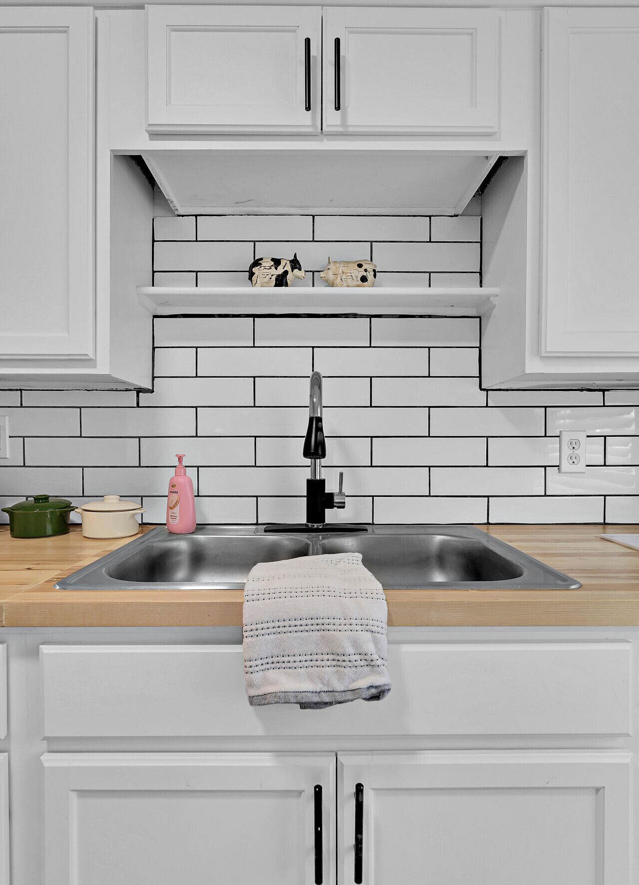 Fridge, oven, stovetop, coffee/tea maker