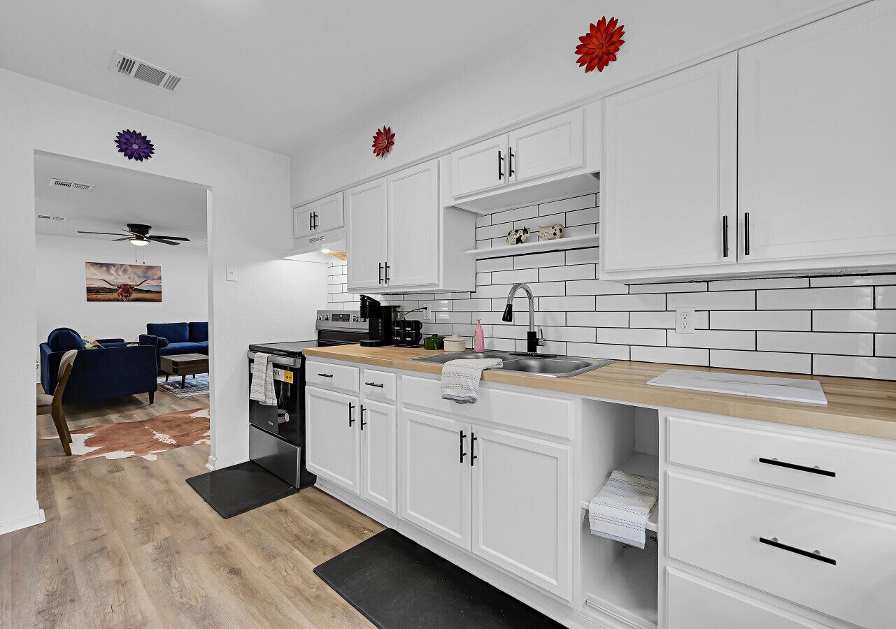 Fridge, oven, stovetop, coffee/tea maker