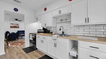 Fridge, oven, stovetop, coffee/tea maker