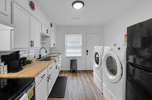 Jääkaappi, uuni, liesi, kahvin-/teenkeitin