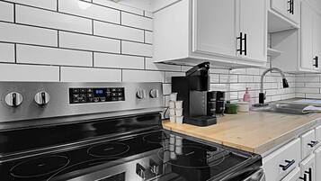 Frigorifero, forno, piano cottura, macchina per tè/caffè