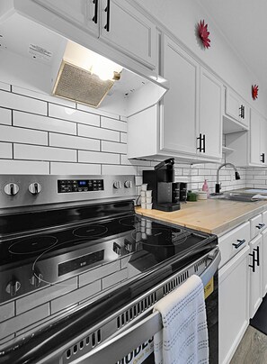 Refrigerador, horno, parrilla de estufa y cafetera y tetera 