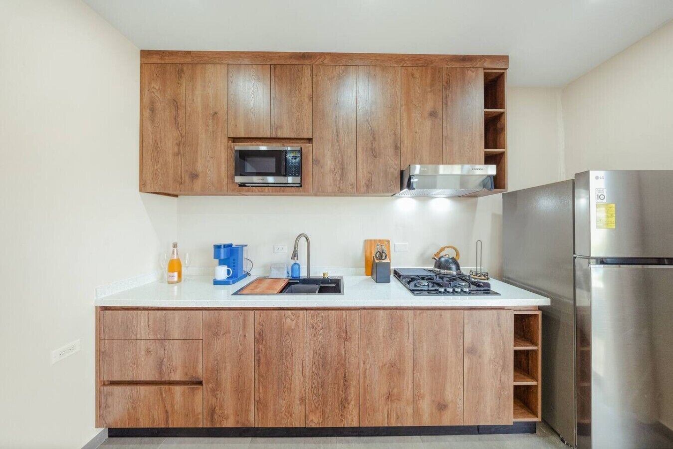 Wasserkocher mit Kaffee-/Teezubehör, Kühlschrank, Mikrowelle, Herdplatte