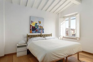 2 bedrooms, iron/ironing board, WiFi, bed sheets - Casa Duprè, in the historic center 100 meters from Piazza del Campo (Siena)
