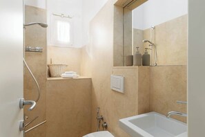 Shower, hair dryer, bidet, towels - Casa Duprè, in the historic center 100 meters from Piazza del Campo (Siena)