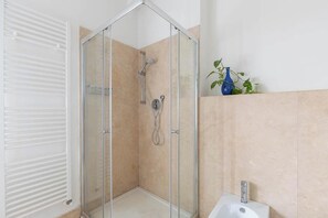 シャワー、ヘアドライヤー、ビデ、タオル
