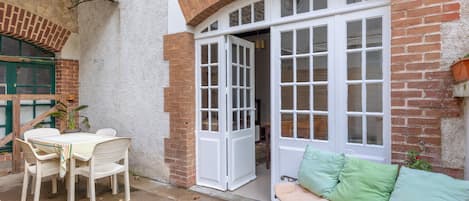 屋外ダイニングエリア