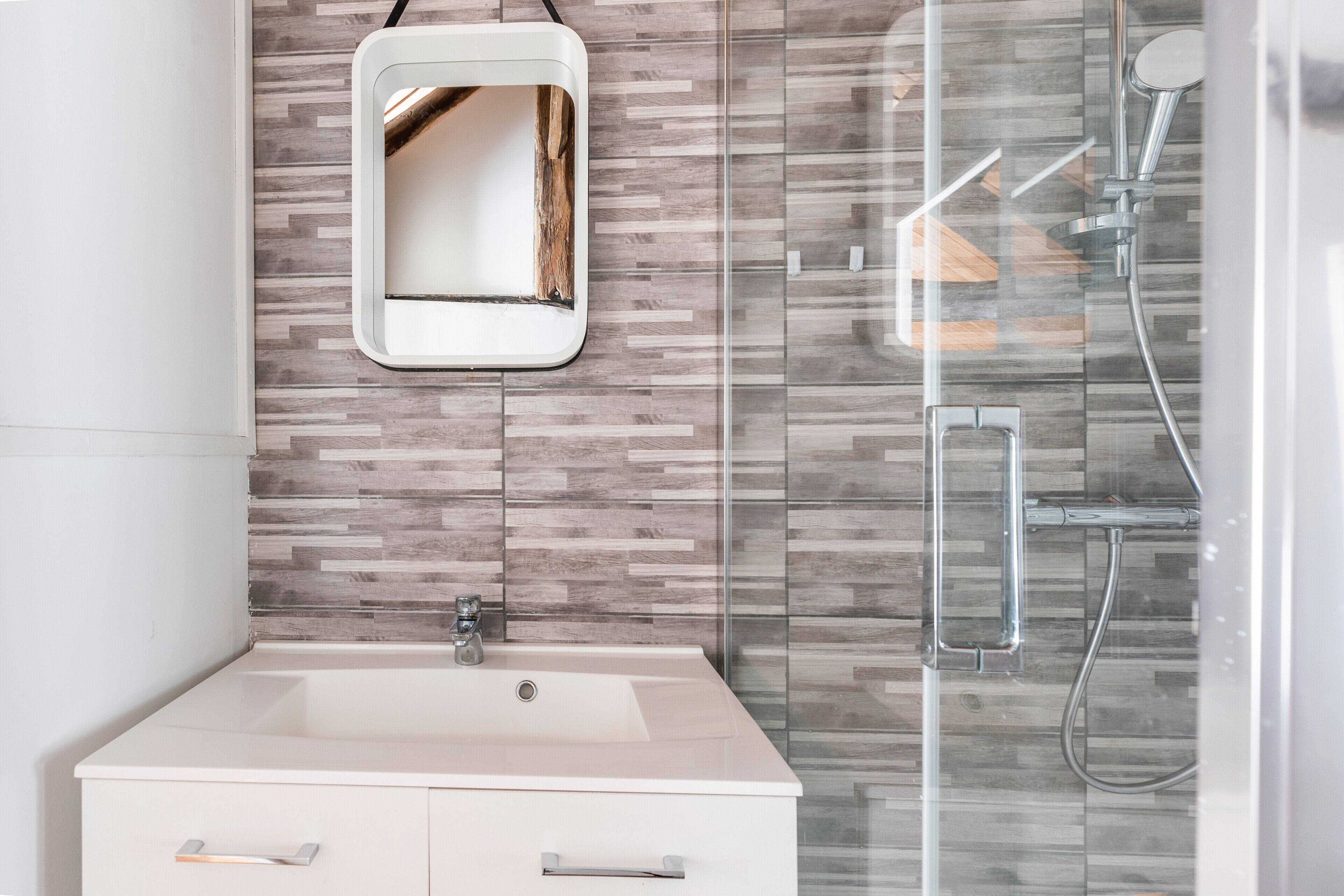 Dusche, kostenlose Toilettenartikel, Handtücher