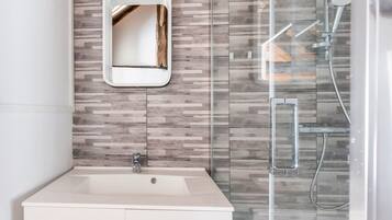 Shower, free toiletries, towels