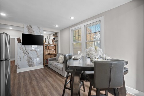 1930s Vintage Charm w/ Modern Comforts & Elegance